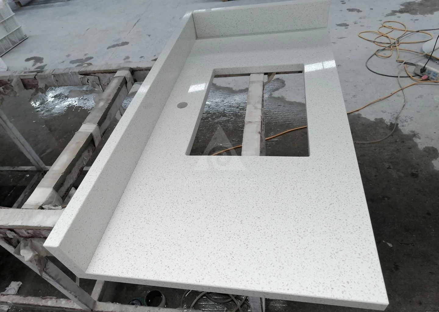 snow_white_quartz_slabs_closeup